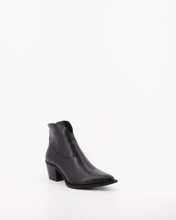 Come preparare i piedi per nuove scarpe donna: guida pratica